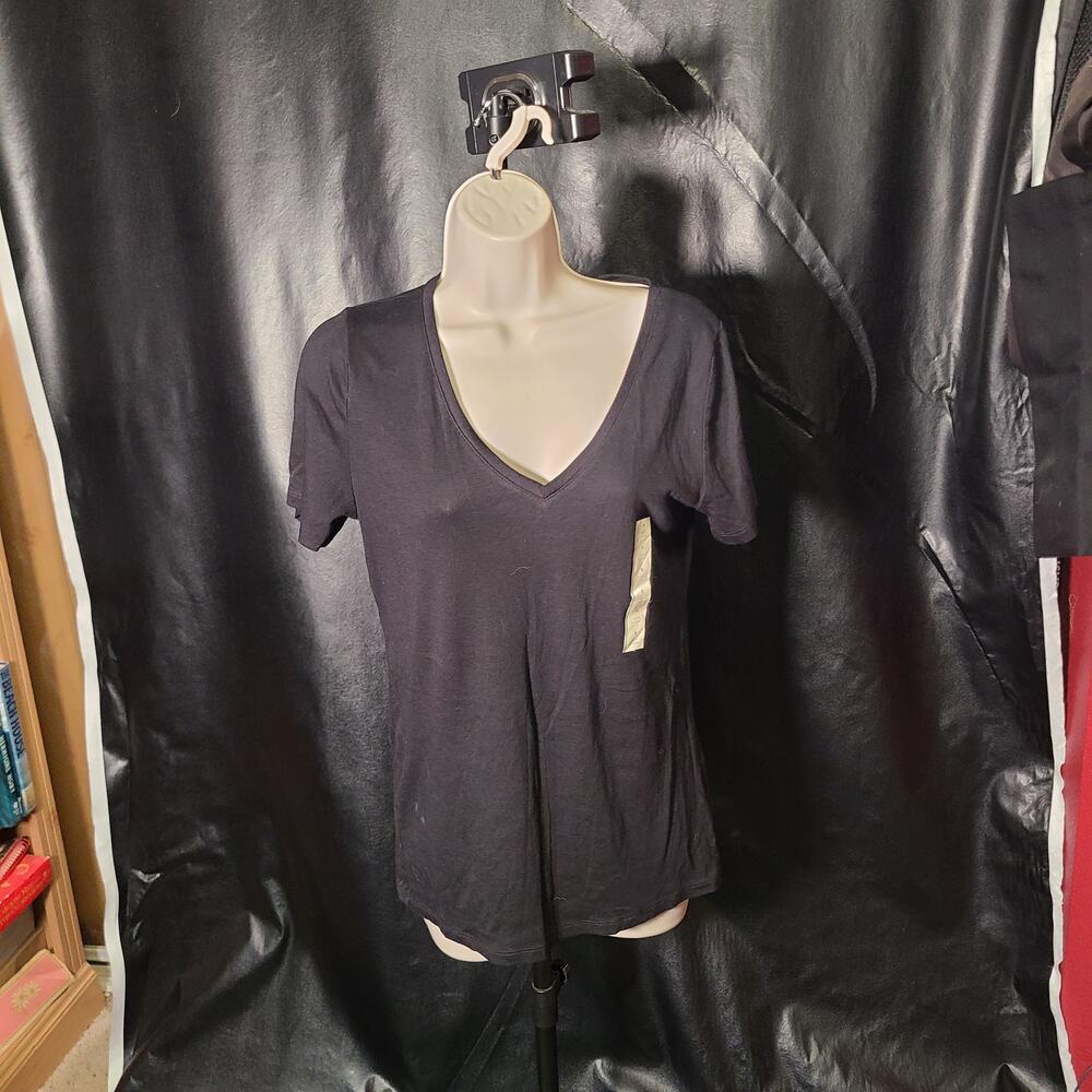 NWT a new day black V-neck T-shirt size medium